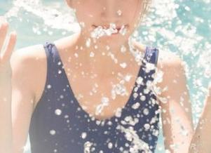 http://155.fun视频：虽然不知道在看啥，但感觉挺神秘的！