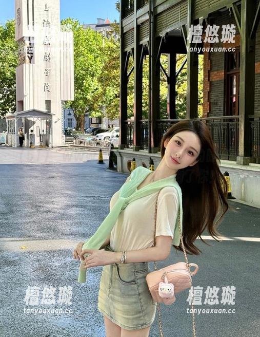 51 “www..51”发布:吃瓜的时候注意安全,别让路边的瓜绊倒了你!