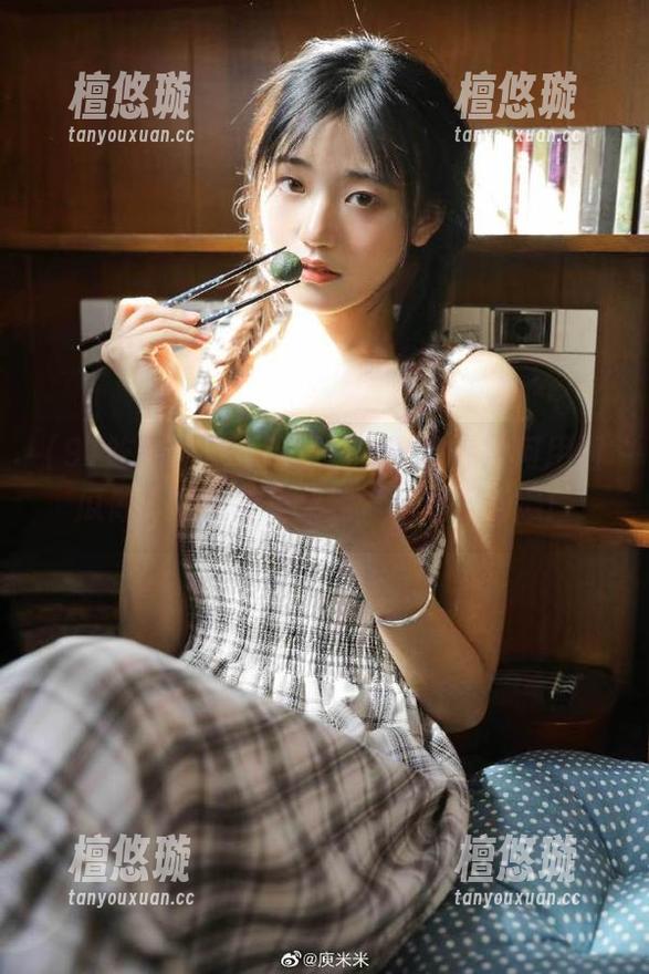 91吃瓜 “91吃瓜”视频教你如何用西瓜做面膜,效果果然“水润”到爆!